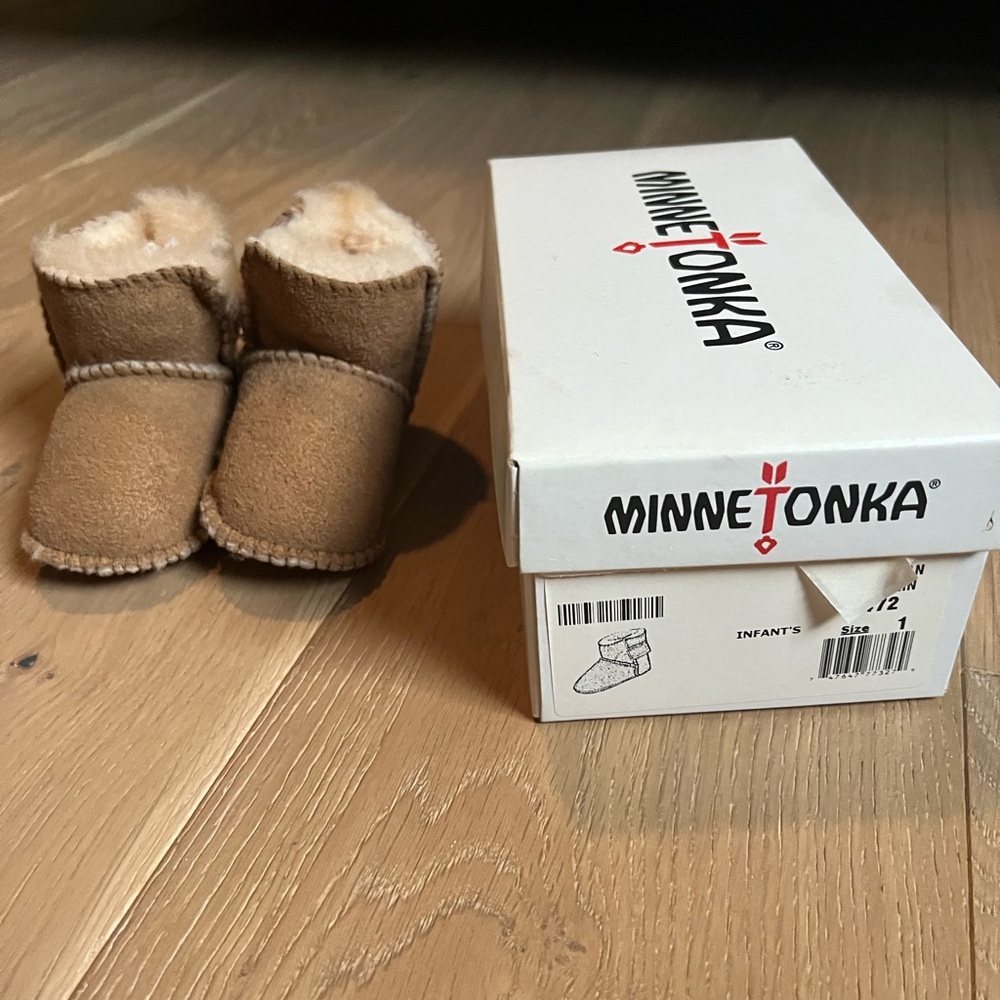 Infant Minnetonka boots size 1 new in box